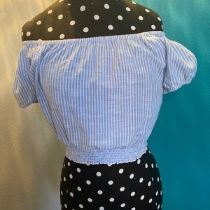 Hollister Off-the-shoulder top. Size Small. EUC